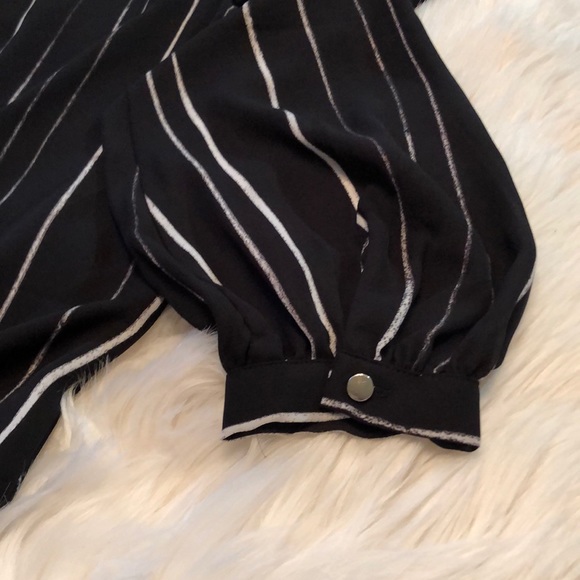 Women’s Apt. 9 Keyhole top ( black/pinstripe) - Picture 7 of 8